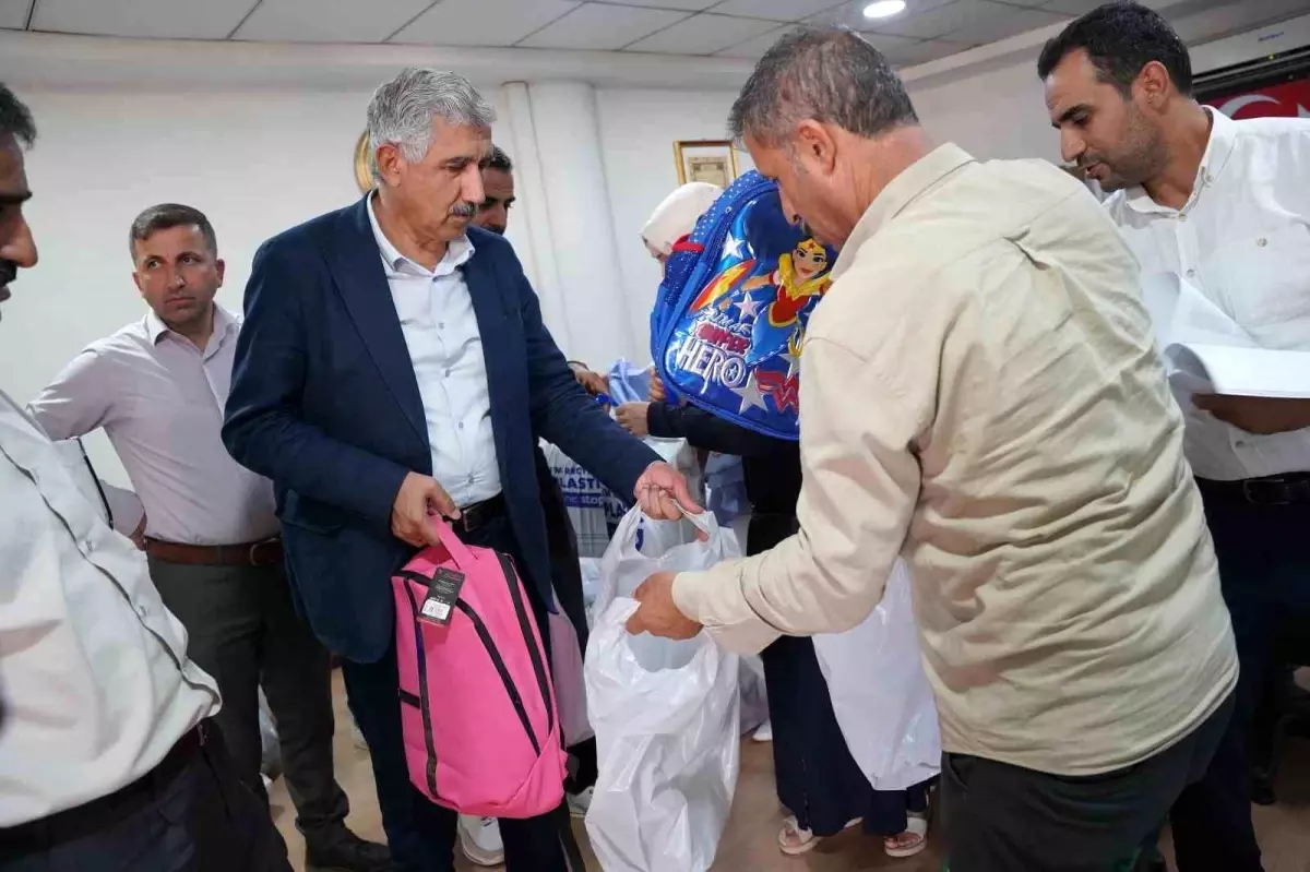 Kahta Belediyesi Öğrencilere Yardım Yapıyor