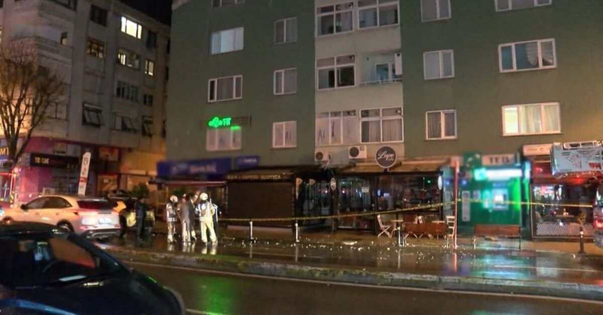 Maltepe’de 4 katlı binanın çatısı çöktü