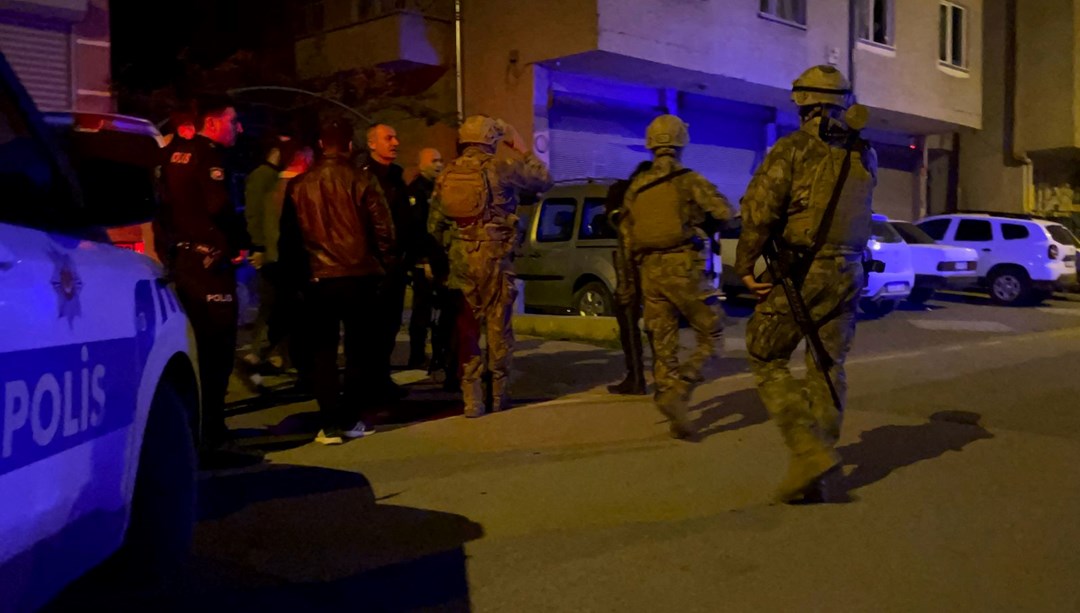 Balkondan tüfekle ateş açtı, polis gelince kendini eve kilitledi